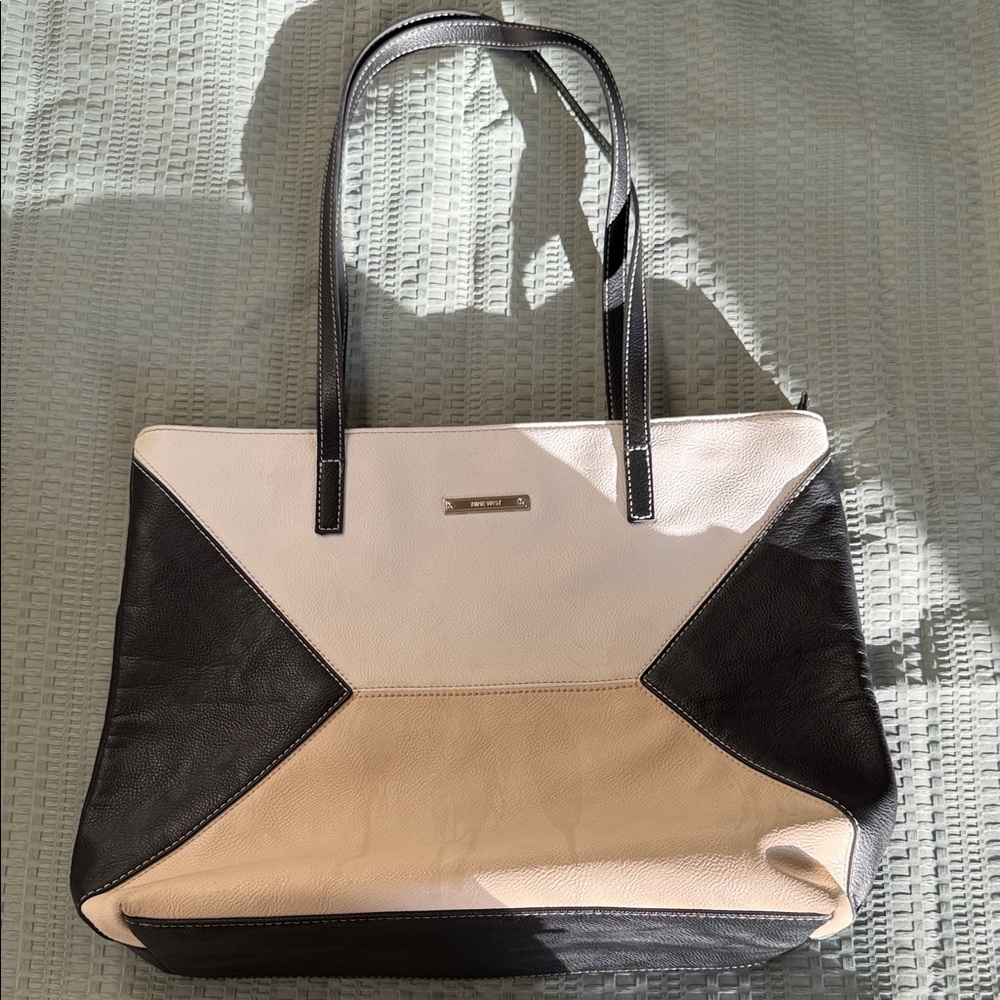 🌹 - 4/$30 Nine West Black and Cream Tote Bag